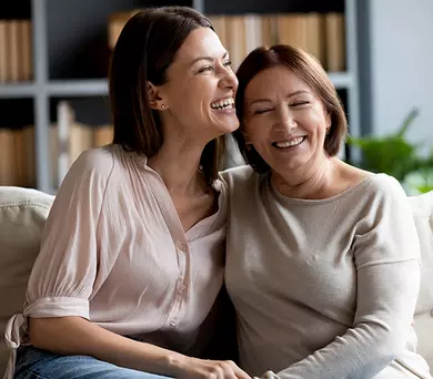 2 vrouwen lachen in een zetel