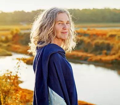 Vrouw geniet van landschap
